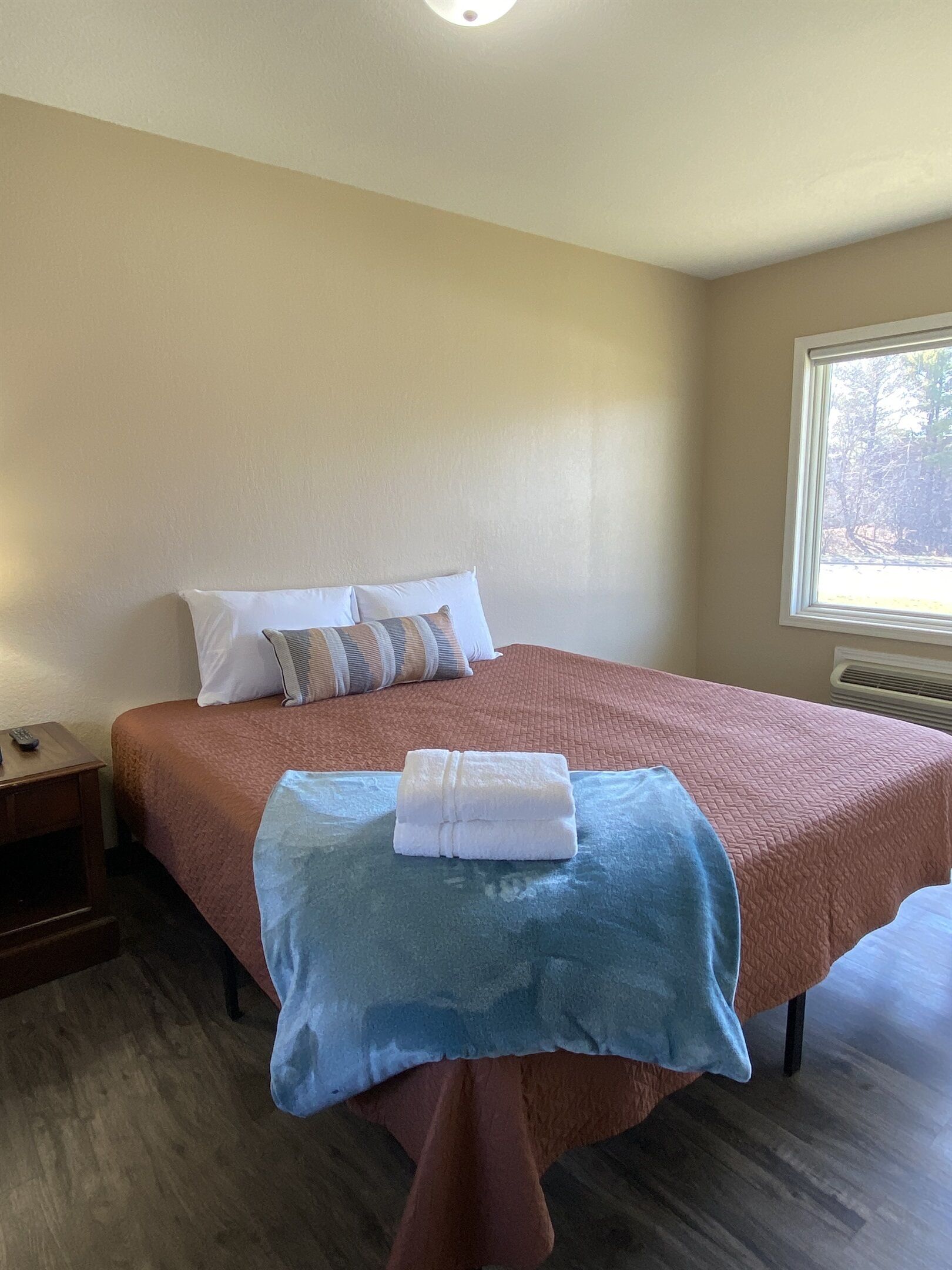 King Bed, private bathroom, furnished studio, weekly cleanings