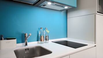 Een koelkast, een magnetron, een kookplaat