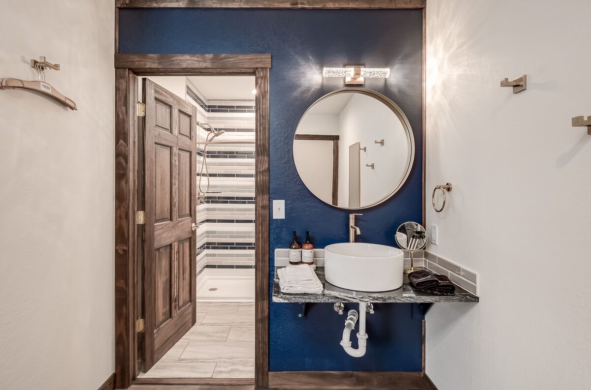 Combined shower/tub, hair dryer, towels