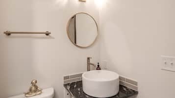 Ensemble douche/baignoire, sĂšche-cheveux, serviettes fournies