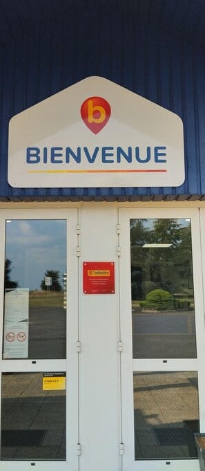 Front of property - Initial by balladins Sable-sur-Sarthe (Vion)