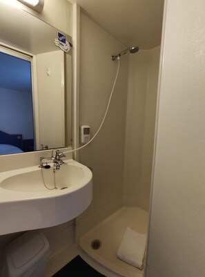 Regadera, amenidades de baño gratuitas, toallas, papel de baño 