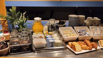 Buffet breakfast on weekdays (EUR 7 per person)