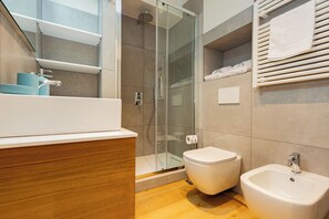 Bruser, miljøvenlige toiletartikler, hårtørrer, bidet