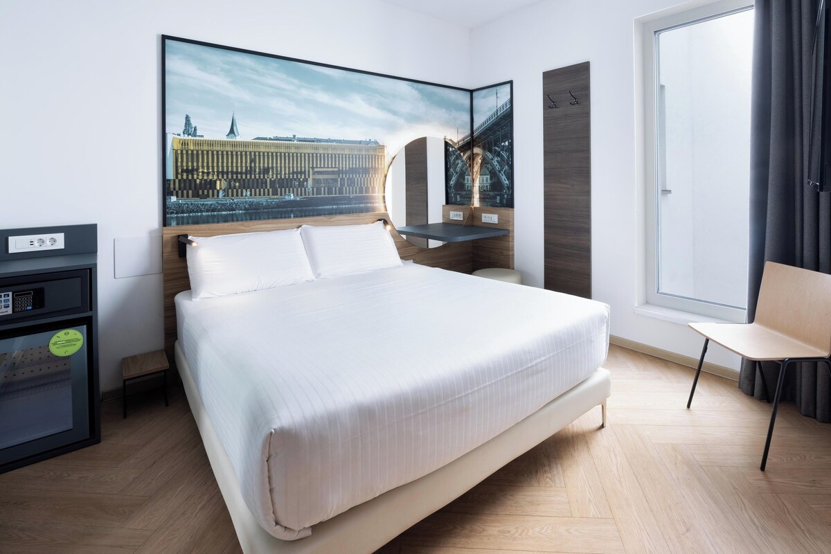 Escritorio, wifi gratis y ropa de cama 