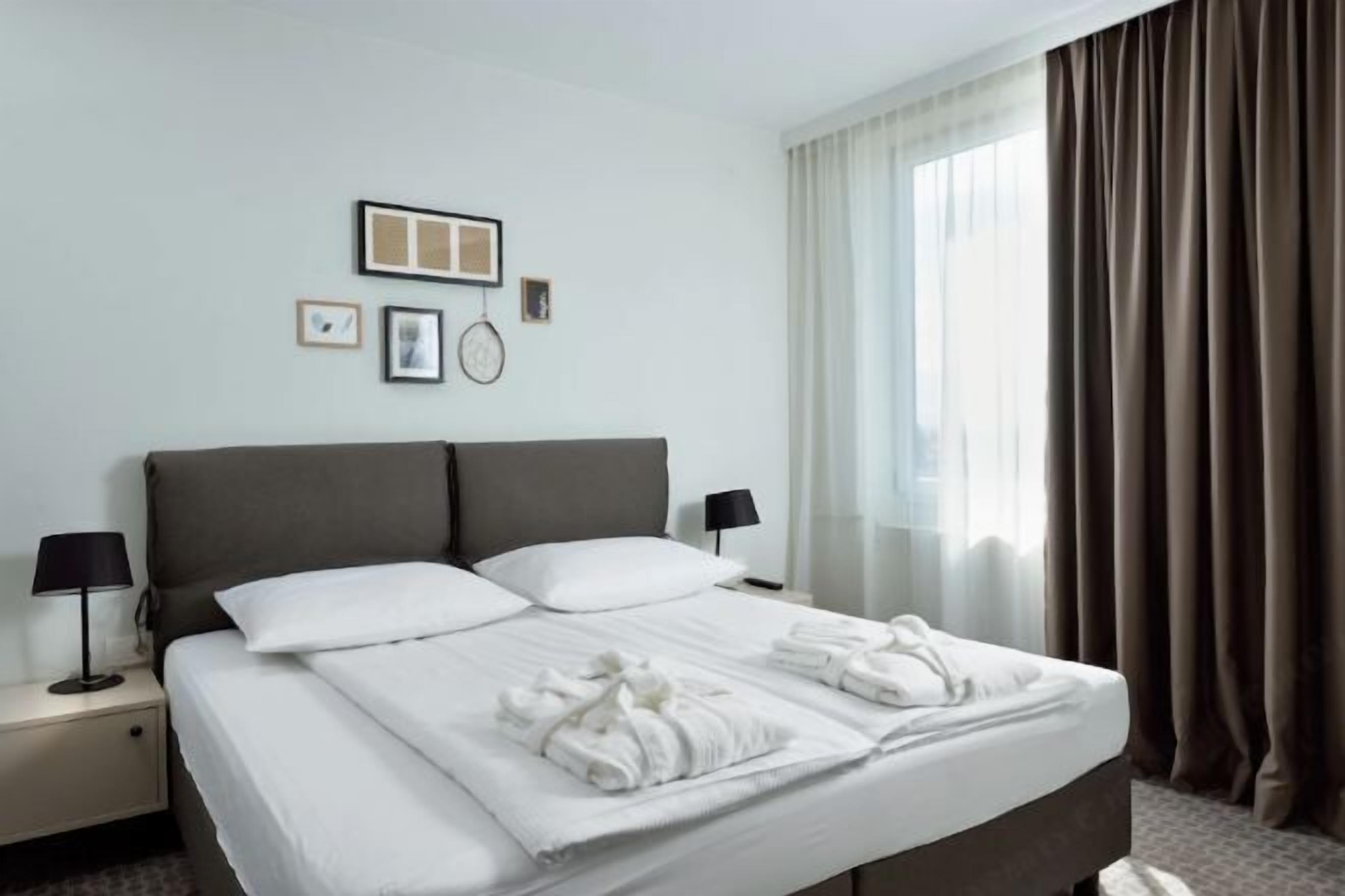 Desk, free WiFi, bed sheets