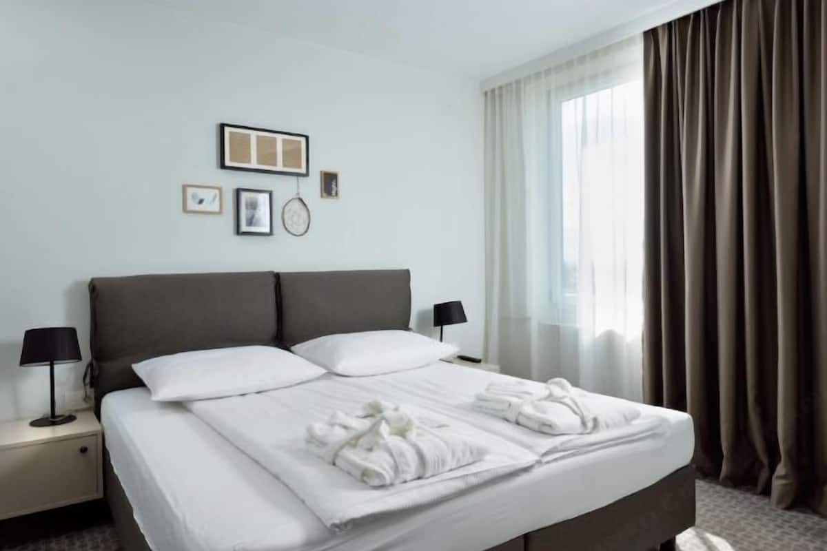 Escrivaninha, Wi-Fi de cortesia, roupa de cama