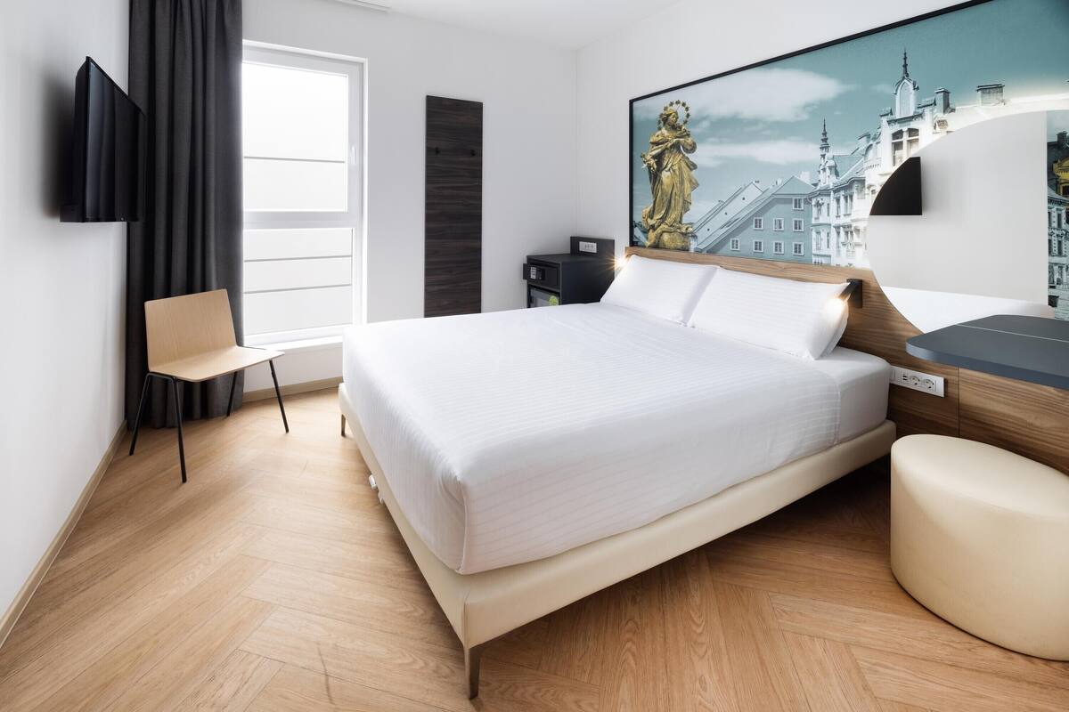 Escritorio, wifi gratis y ropa de cama