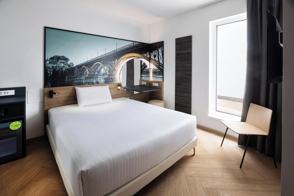 Escritorio, wifi gratis y ropa de cama 