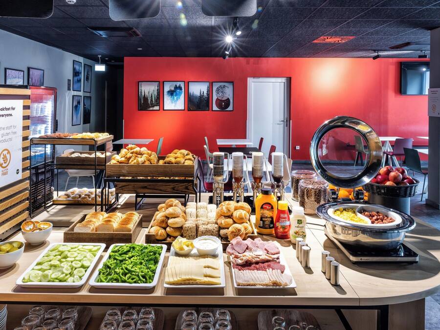 Een ontbijtbuffet met diverse gerechten en een koffiehoek.