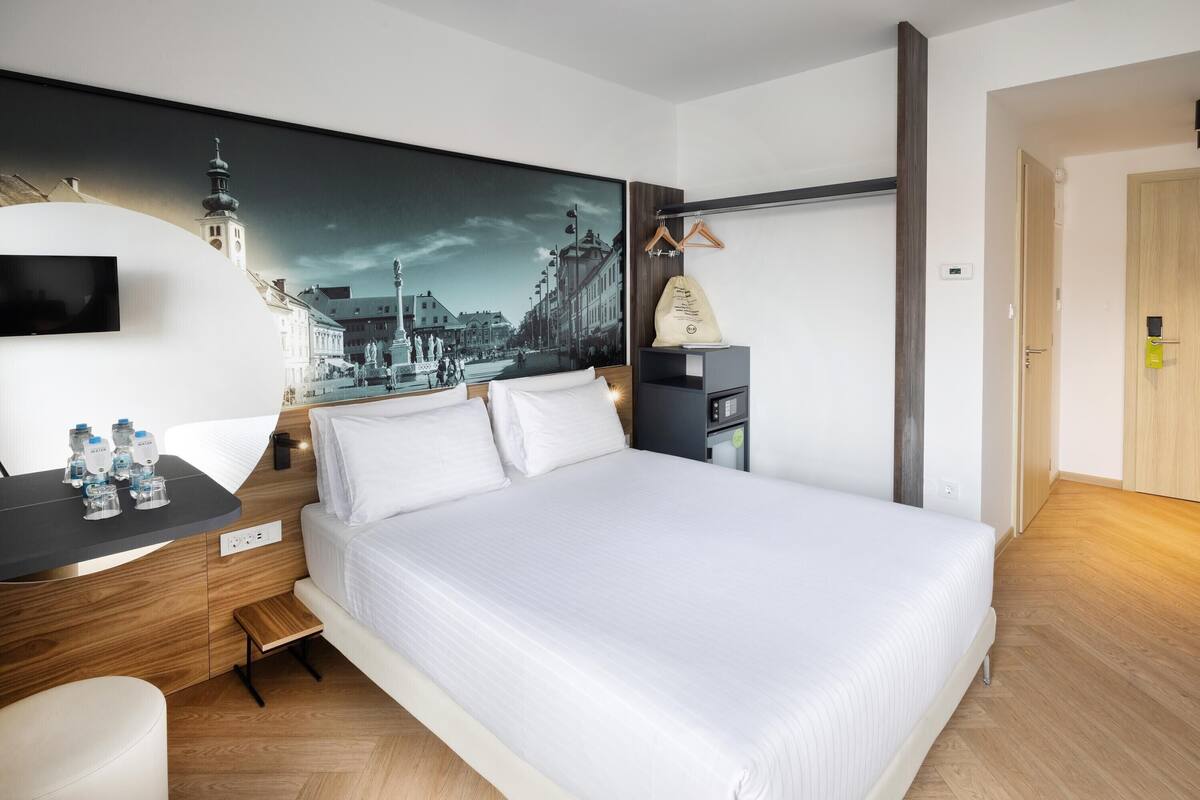 Escritorio, wifi gratis y ropa de cama