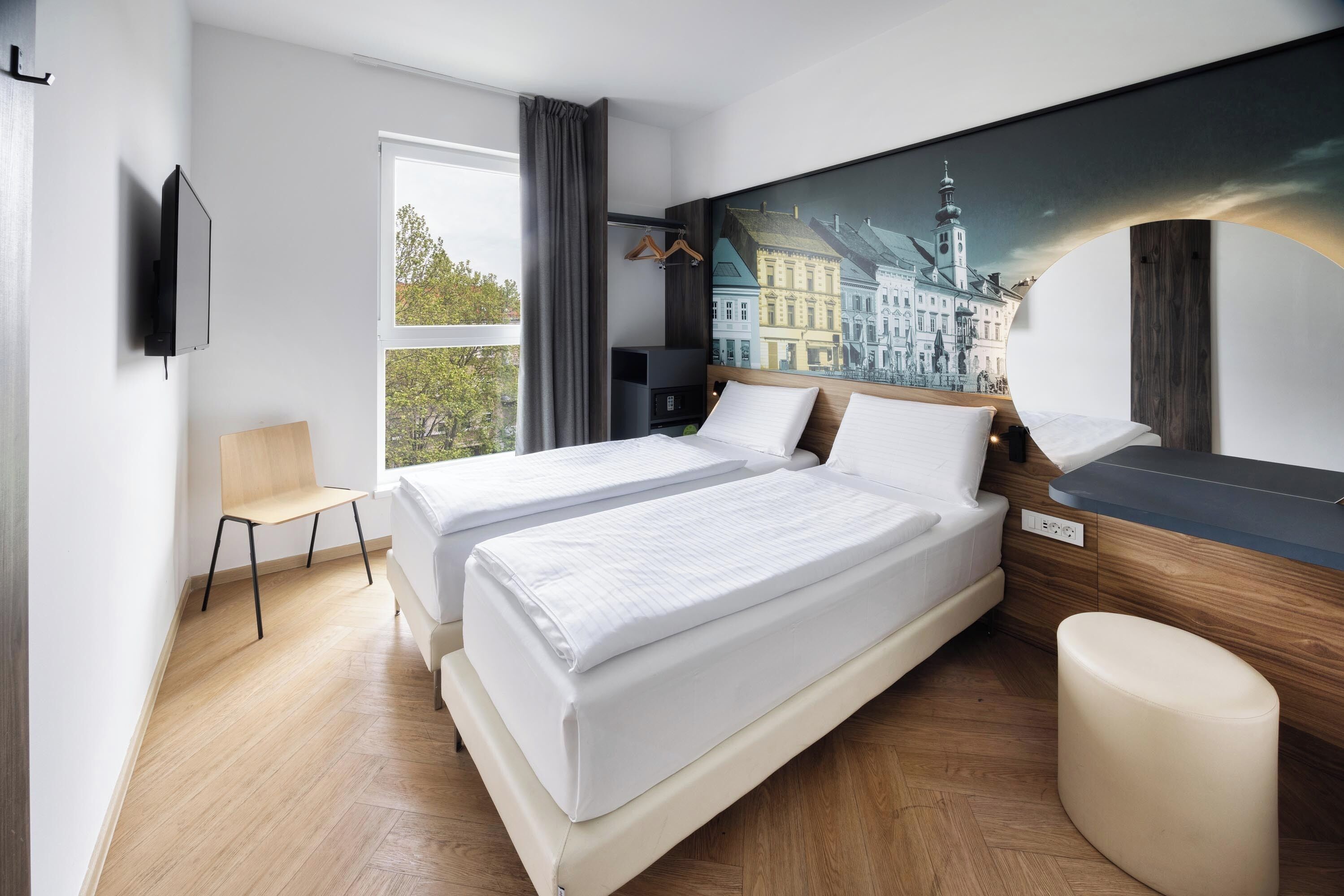 Standard Twin Room | Desk, WiFi (free), bed sheets