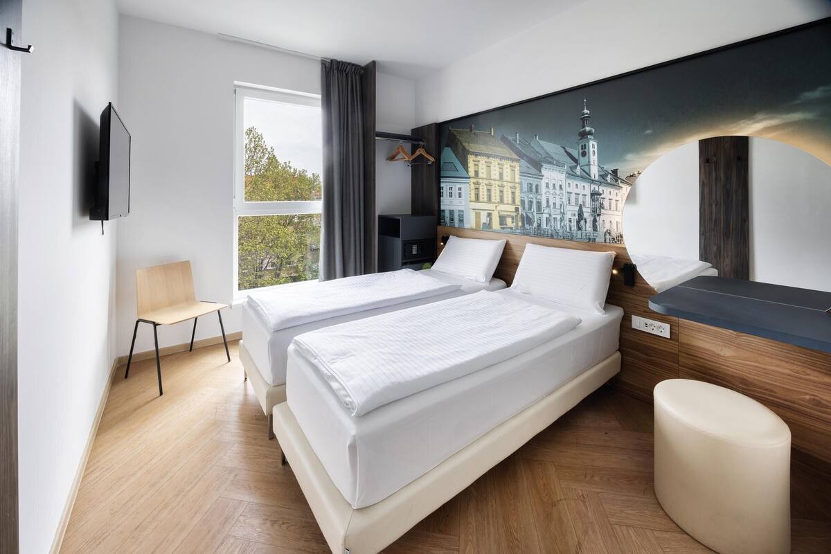 Escritorio, wifi gratis y ropa de cama