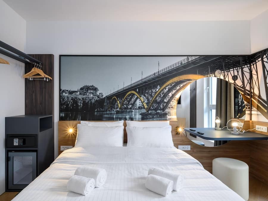 Escritorio, wifi gratis y ropa de cama