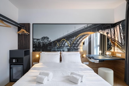 Escritorio, wifi gratis y ropa de cama . B&B Hotel Maribor