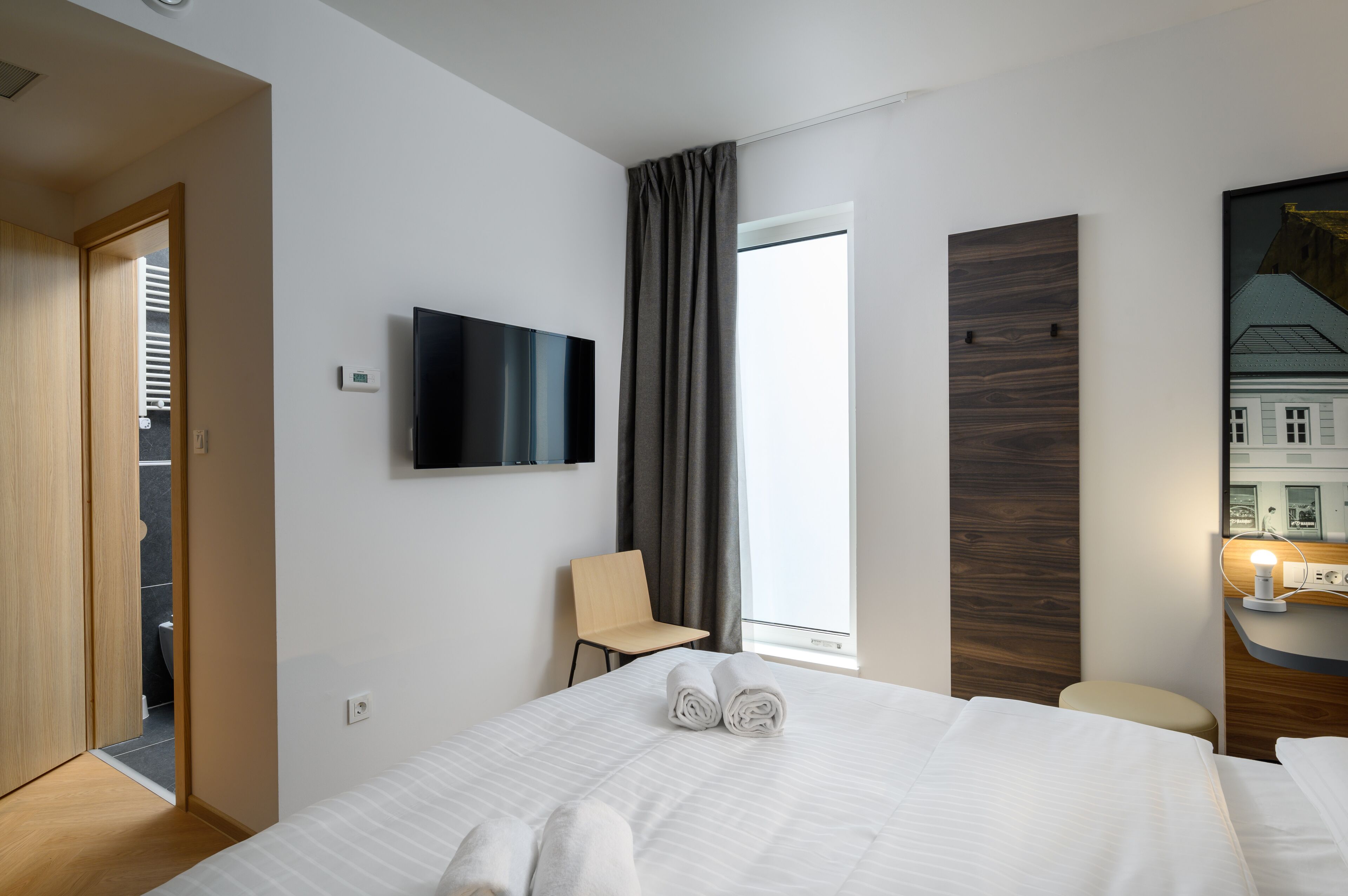 desk, free wifi, bed sheets