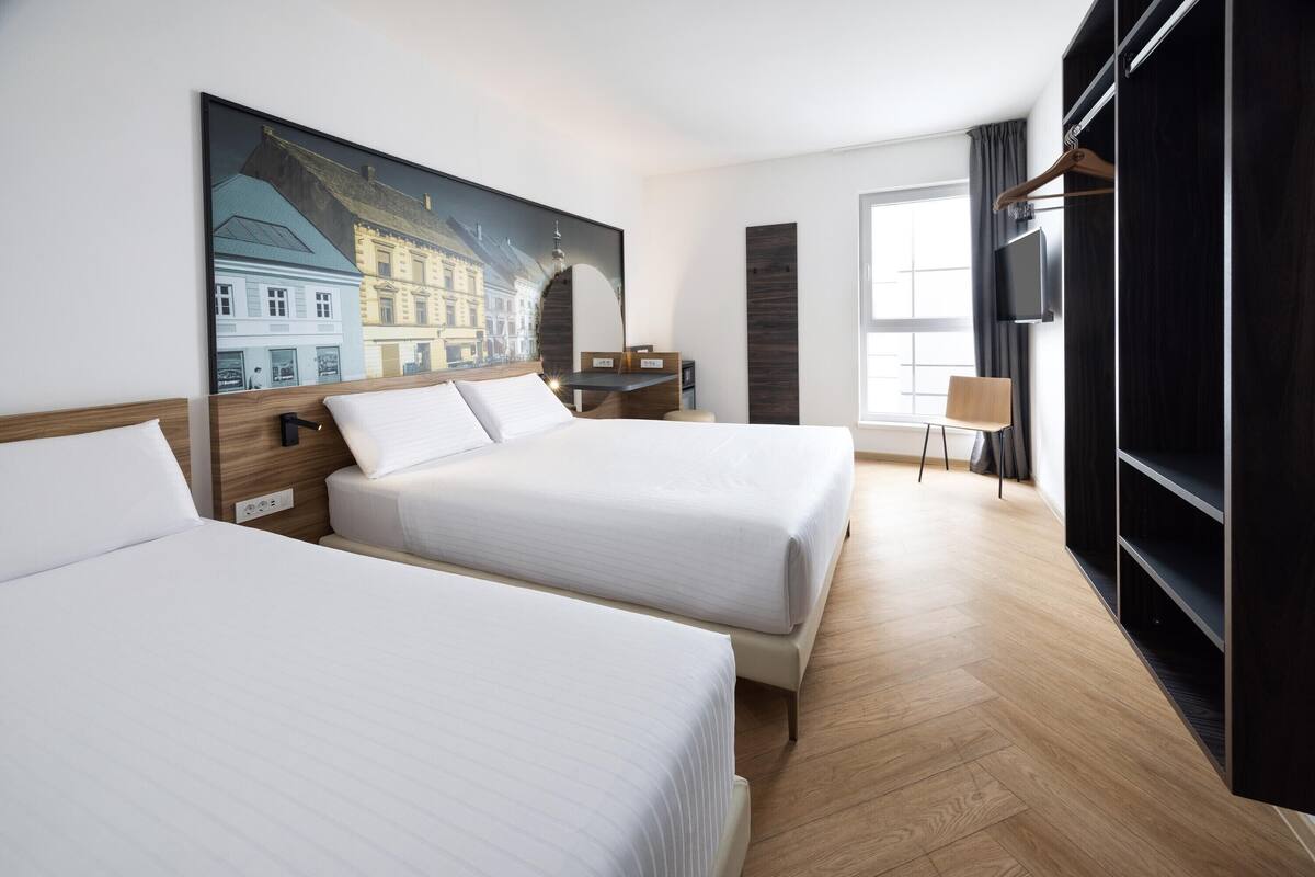 Escritorio, wifi gratis y ropa de cama