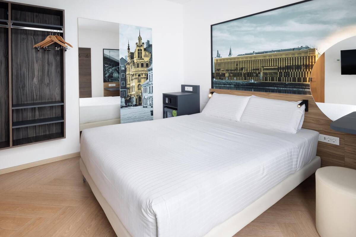 Escritorio, wifi gratis y ropa de cama