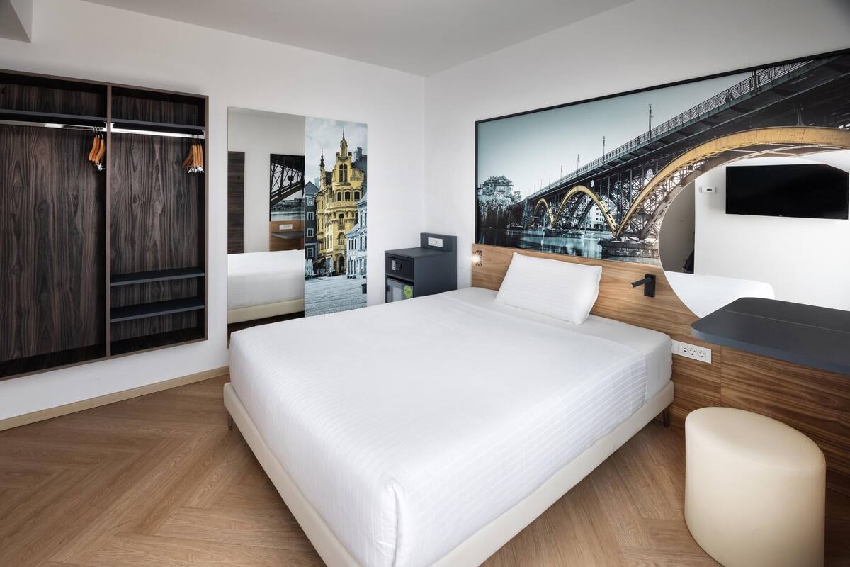 Escritorio, wifi gratis y ropa de cama