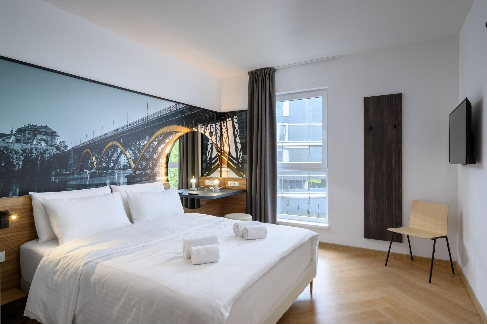 Desk, free WiFi, bed sheets