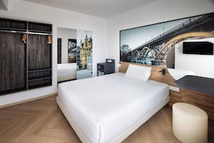 Escritorio, wifi gratis y ropa de cama