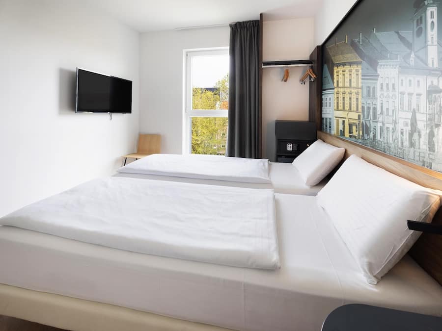 Standard Twin Room | Desk, WiFi (free), bed sheets
