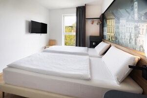 Escritorio, wifi gratis y ropa de cama