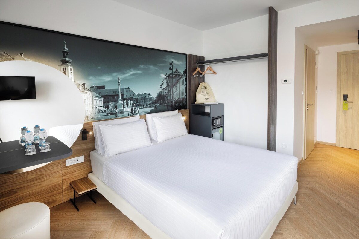 Escritorio, wifi gratis y ropa de cama 