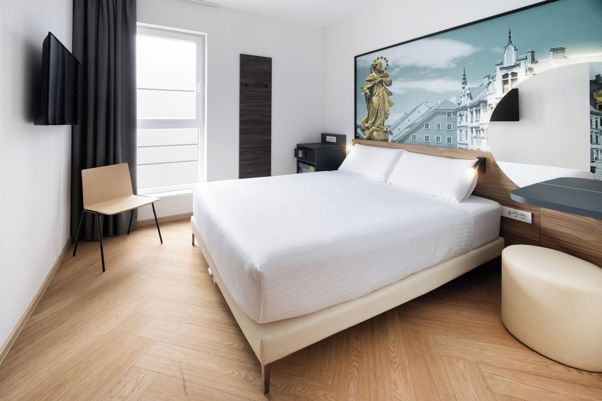 Escritorio, wifi gratis y ropa de cama 