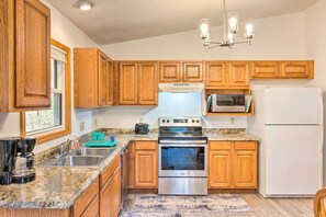 Fridge, microwave, stovetop, dishwasher - Families & Outdoor Groups! Mtn-View Marion Cabin (Marion)