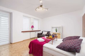 2 bedrooms, desk, iron/ironing board, WiFi