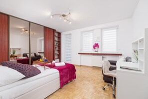 2 habitaciones, escritorio, tabla de planchar con plancha y wifi