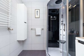 Regadera, secadora de cabello, toallas