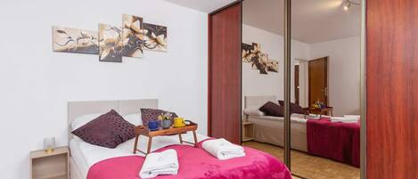 2 bedrooms, desk, iron/ironing board, WiFi