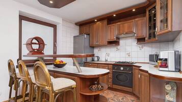 Køleskab, mikrobølgeovn, ovn, kogeplade