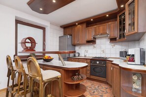 Fridge, microwave, oven, stovetop - Mały Płaszów 3 Kraków | Two Bedroom Apartment with Parking and Air Conditioning (Kraków)