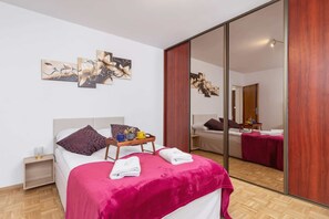 2 bedrooms, desk, iron/ironing board, WiFi