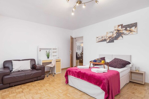2 bedrooms, desk, iron/ironing board, WiFi