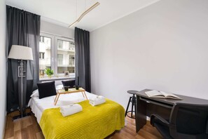 2 soverom, skrivebord, strykejern/-brett og reiseseng for barn