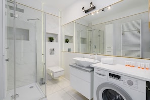 Shower, hair dryer, towels, shampoo