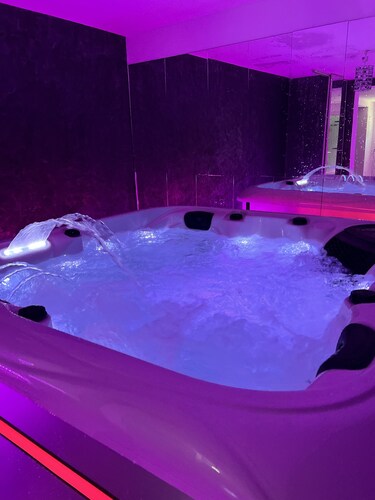 80m2 suite with jacuzzi and pool table, 30 min from Marseille