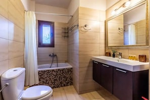 Baignoire, sèche-cheveux, serviettes fournies, papier toilette