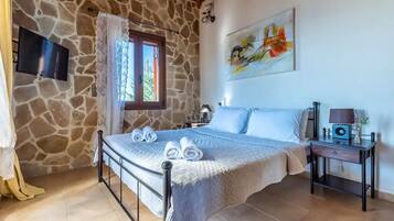 3 bedrooms, desk, iron/ironing board, WiFi