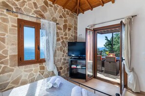 3 bedrooms, desk, iron/ironing board, WiFi