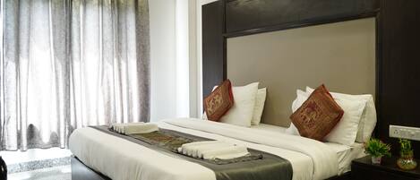 Deluxe Room | Down comforters, desk, free WiFi, bed sheets