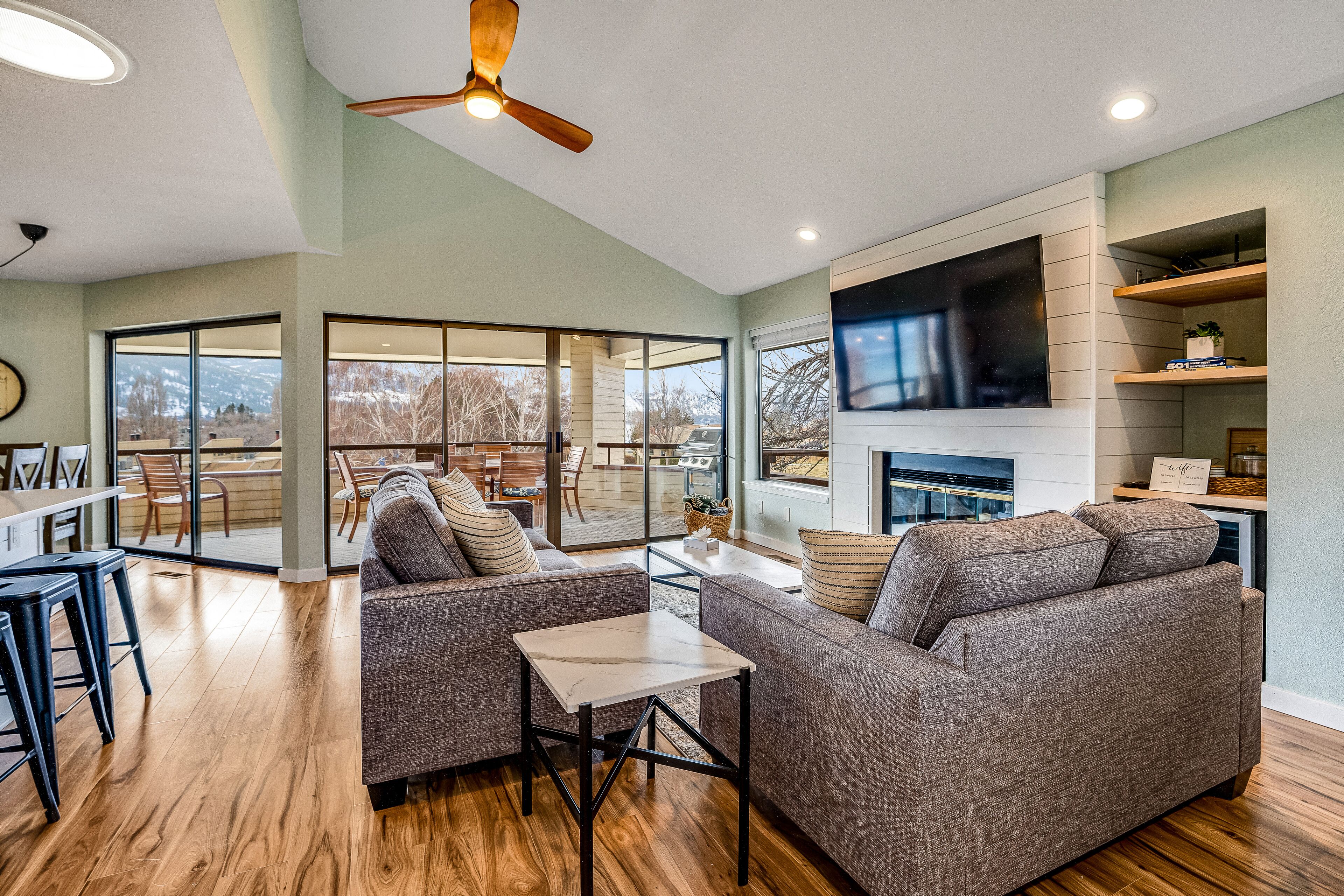 Fully renovated townhome with private hot tub, deck, shared pool, & fast WiFi