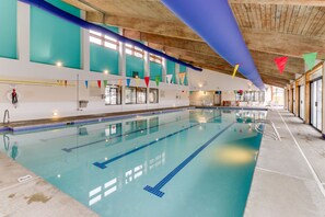 Una piscina cubierta, una piscina climatizada