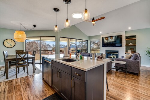 Fully renovated townhome with private hot tub, deck, shared pool, & fast WiFi