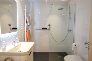 Shower, hair dryer, bidet, towels - Casa Grace - Stunning townhouse with fantastic views of Tavira (Tavira)