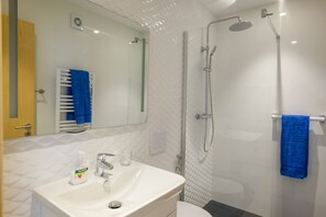 Dusche, Haartrockner, Bidet, Handtücher